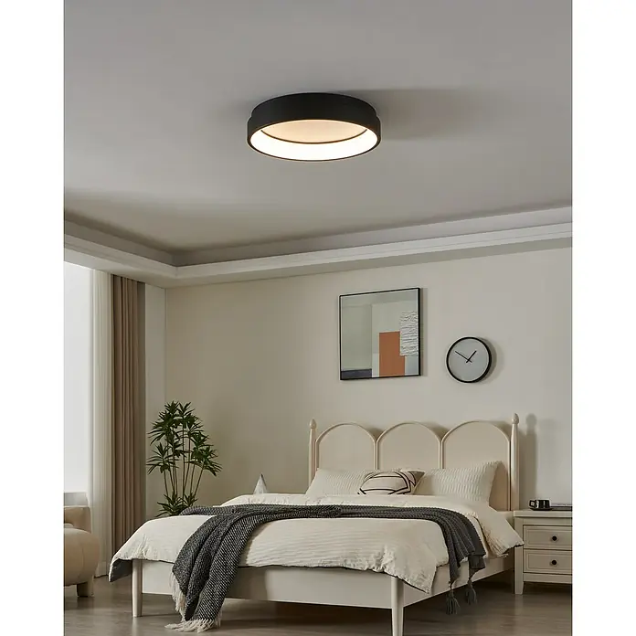 Eglo connect.z LED-Deckenleuchte rund Marghera-Z - 26 W, Ø x H: 60 x 11 cm, Schwarz, RGBW - Deckenleuchte im modernen Schlafzimmer. Die runde, schwarze Lampe spendet warmes Licht und passt zum minimalistischen Interieur.