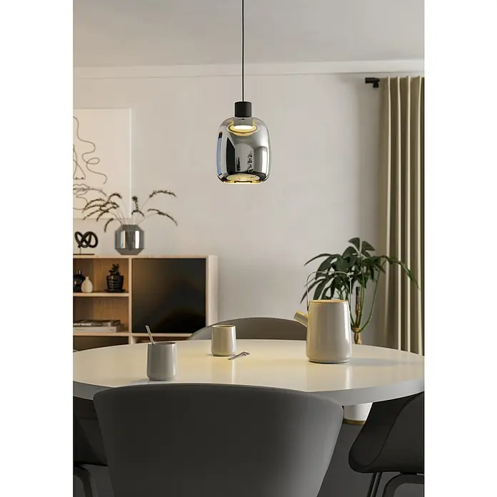 Eglo LED-Pendelleuchte Molochio-Z - 3,7 W, L x B x H: 18 x 18 x 18 cm, Schwarz, RGBW - Elegante Hängeleuchte über einem Esstisch. Das moderne Design mit glänzendem Schirm und warmem Licht sorgt für eine stilvolle Atmosphäre.