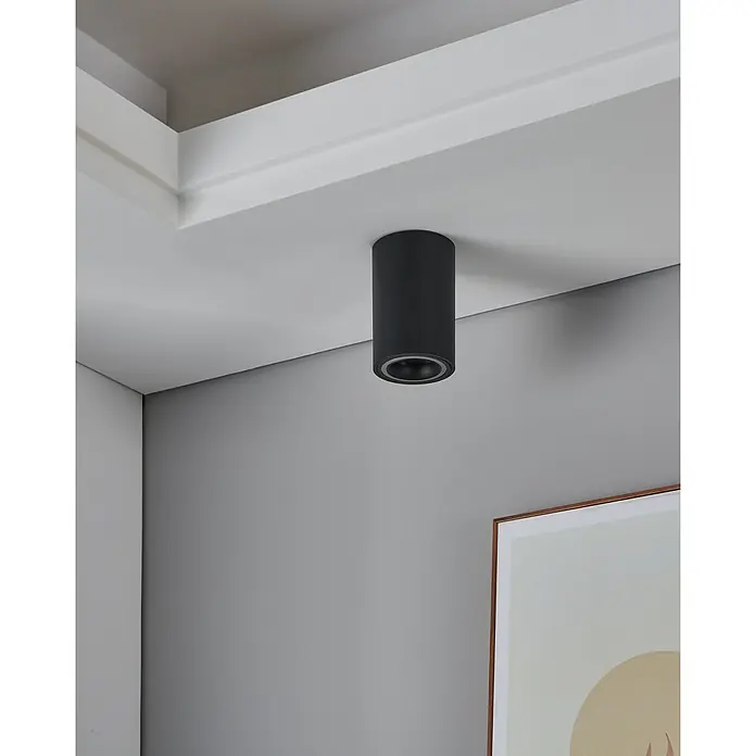 Eglo connect.z LED-Spot Carosso-Z - Ø x H: 80 x 95 mm, 4,9 W - Nahaufnahme einer zylindrischen, schwarzen Deckenleuchte mit stilvollem Design, die moderne Beleuchtung und minimalistische Ästhetik vereint.