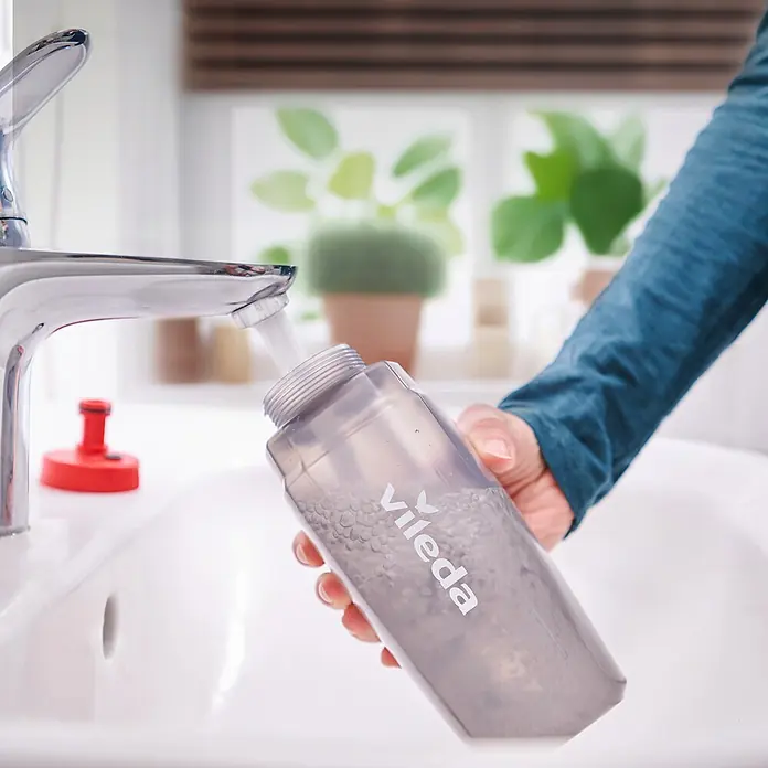 Vileda Bodenwischer Spray & Clean Sprühwischer - 2 -tlg. - Vileda-Flasche wird unter einem Wasserhahn mit Wasser befüllt, um die Reinigung zu erleichtern.