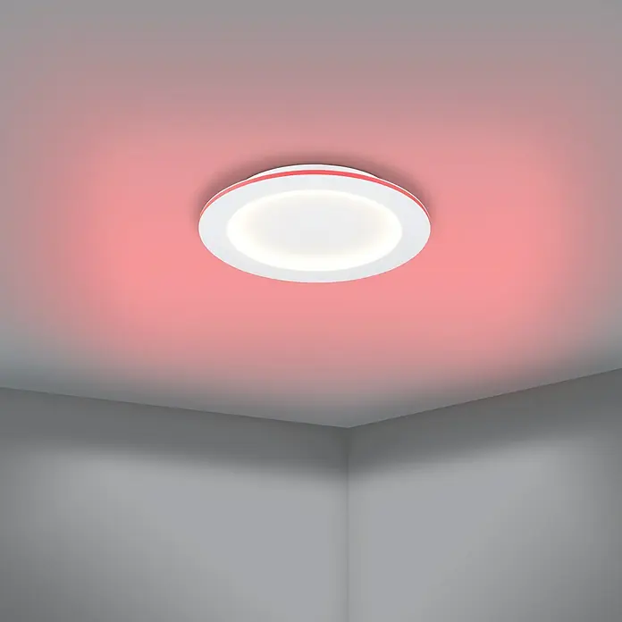 Eglo LED-Deckenleuchte Padrogiano-Z - Durchmesser: 45 cm, 2.700 K - 6.500 K, Warmweiß, Dimmbar - Moderne Deckenleuchte mit weißem Rand und rotem Akzent, die ein warmes Licht in einem grauen Raum verbreitet.