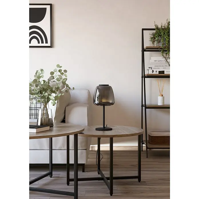 Eglo connect.z LED-Tischleuchte Alfero-Z - 7,7 W, L x B x H: 16,5 x 16,5 x 34,5 cm, Schwarz, RGBW - Nahaufnahme einer stilvollen grauen Tischleuchte auf einem runden Beistelltisch im Wohnzimmer.