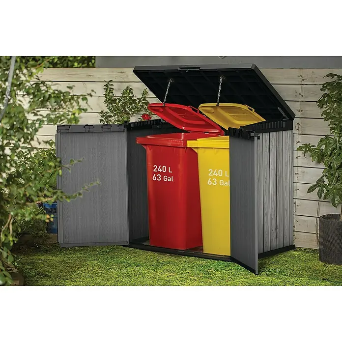Keter Truhe Store it out Darwin - L x B x H: 80 x 140 x 118 cm, Stormgrey, Kunststoff - Mülltonnenbox mit zwei farbigen Mülltonnen (rot und gelb) mit offenem Deckel im Garten.