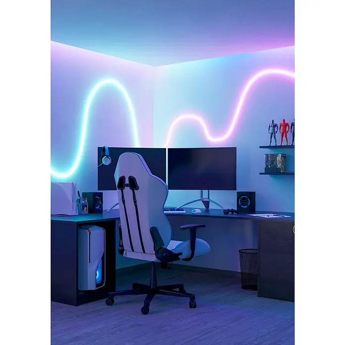 Eglo Connect LED-Stripes Neon-Stripe-Z - 3 cm, Lichtstrom: 2.400 lm, RGBW - Gaming-Setup mit ergonomischem Stuhl, zwei Monitoren und stylischer LED-Beleuchtung für ein immersives Spielerlebnis. Perfekt für lange Gaming-Sessions.