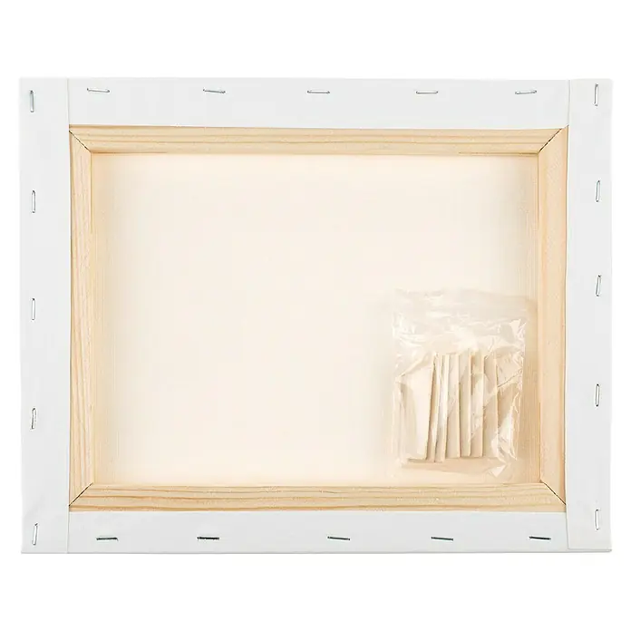 Glorex Keilrahmen Art 4 You - 30 x 24 cm, 3-fach grundiert, 330 g/m² - Rückseite einer Leinwand mit Holzrahmen und Keilen in einer Plastiktüte. Die Leinwand ist mit Klammern befestigt.