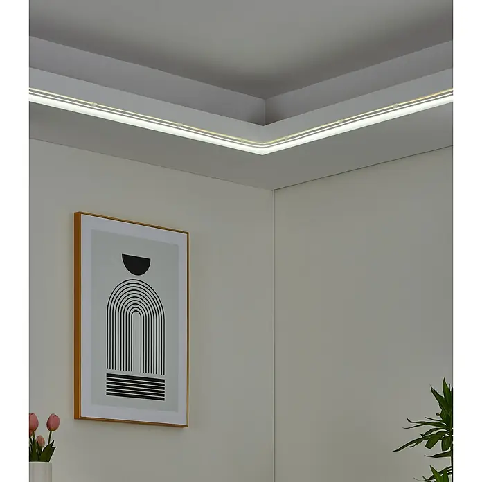 Eglo Connect LED-Stripes Neon-Stripe-Z - 3 cm, Lichtstrom: 2.400 lm, RGBW - Deckenleuchten in einem modernen Wohnzimmer. Die indirekte Beleuchtung sorgt für eine gemütliche Atmosphäre und betont das stilvolle Design des Raumes.