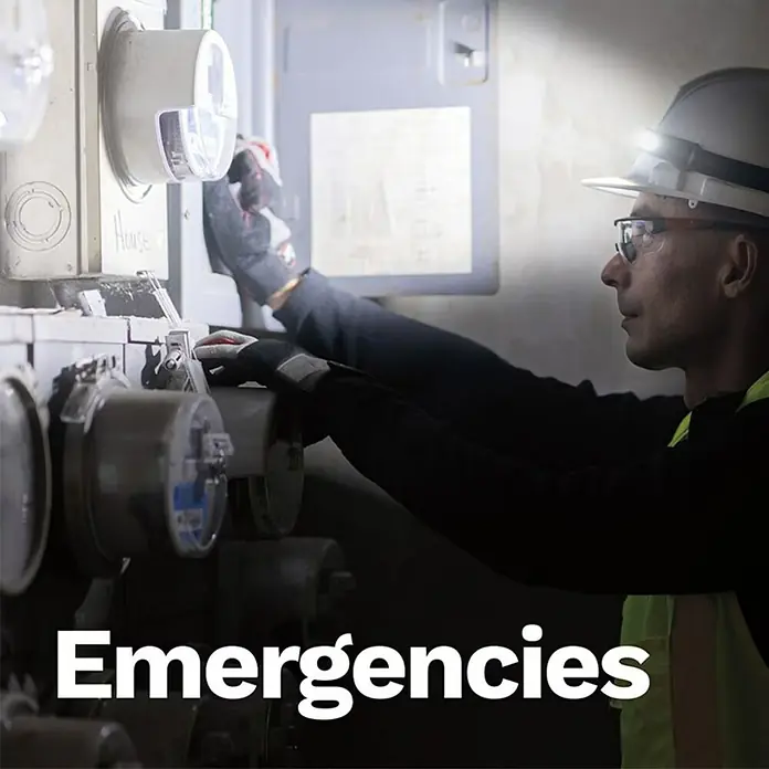 Stirnlampe Handy Brite Work Light - 260 lm - Ein Elektriker arbeitet an Stromzählern mit einem Stirnlampe ausgestattet. Der Text "Emergencies" ist im Vordergrund platziert.