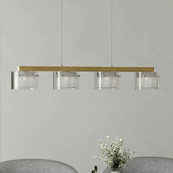 Eglo connect.z LED-Pendelleuchte Portico-Z - 14,8 W, L x B x H: 88 x 150 x 110 cm, Braun, RGBW - Nahaufnahme einer modernen Pendelleuchte mit vier Schirmen und Holzdetails über einem Esstisch.