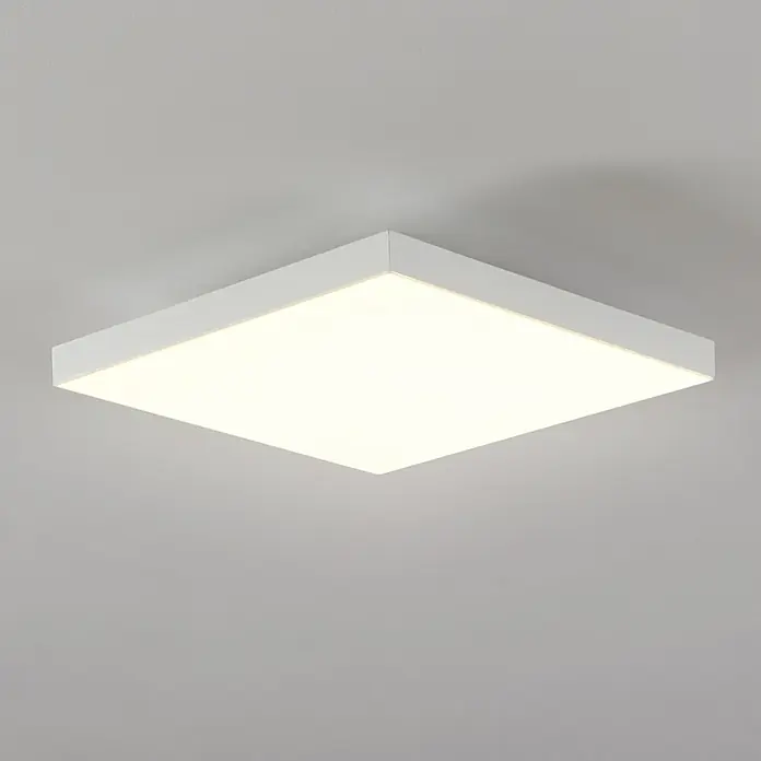 Eglo LED-Panel Turcona-Z - 22,8 W, L x B x H: 45 x 45 x 7,5 cm, Weiß, RGBW - Nahaufnahme einer quadratischen, weißen Deckenleuchte, die ein helles Licht ausstrahlt und eine moderne Atmosphäre schafft.