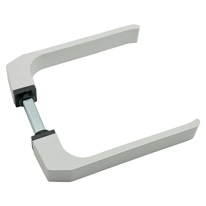 Micel Brimic Conjunto de picaporte 702 - Aluminio, Blanco - Primer plano de un tirador de ventana blanco, que ofrece un diseño moderno y una alta funcionalidad para ventanas y puertas.