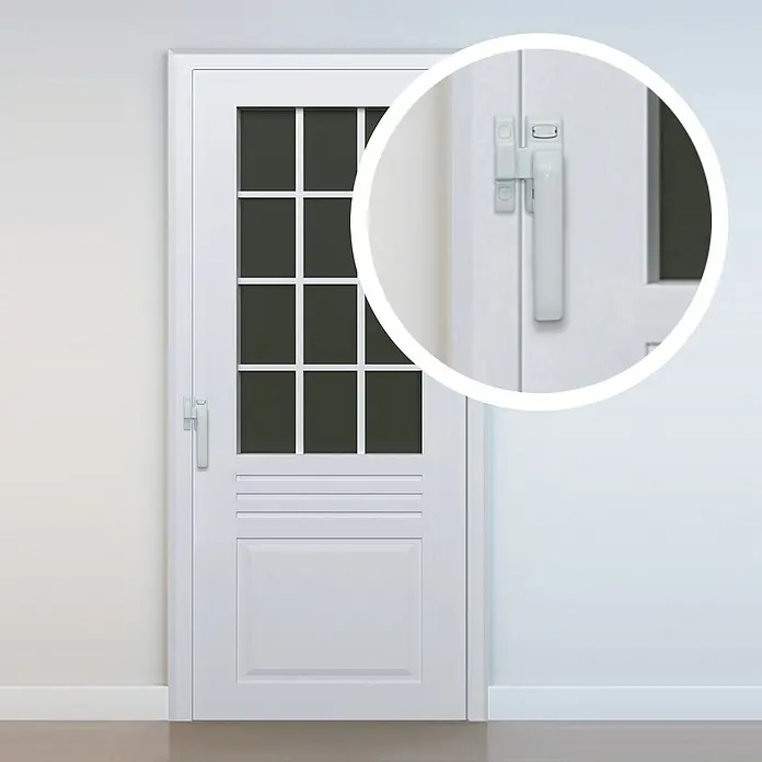 Micel Brimic Cierre a presión 6801 - Apto para: Ventana de aluminio, DIN-Izquierda, Negro - Puerta blanca con ventanas y una manija blanca. El enfoque está en la manija de la puerta en la sección ampliada.