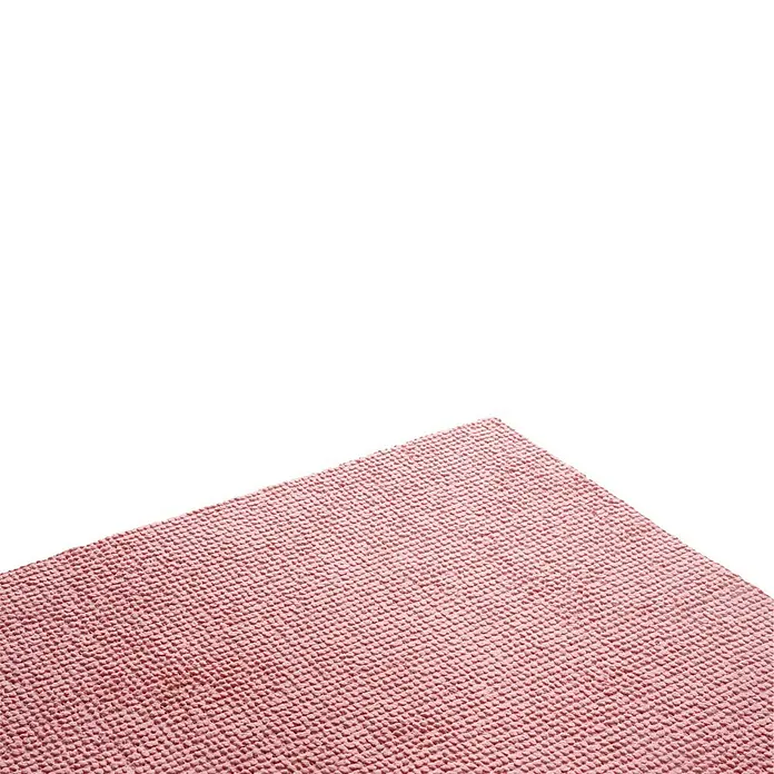 Vileda Universalreinigungstücher Actifibre Soft Touch - 2 Stk., Mikrofaser - Nahaufnahme eines rosafarbenen Badteppichs. Die Textur ist weich und flauschig, ideal für Badezimmer.
