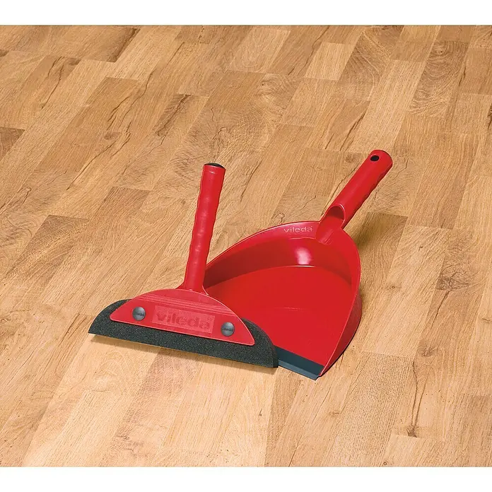 Vileda Superfeger Kehr-Set Classic - Material Besenkopf: Mikroschaum - Rote Kehrgarnitur von Vileda auf Holzboden. Das Set beinhaltet eine Kehrschaufel und einen Handfeger für die einfache Reinigung im Haushalt.