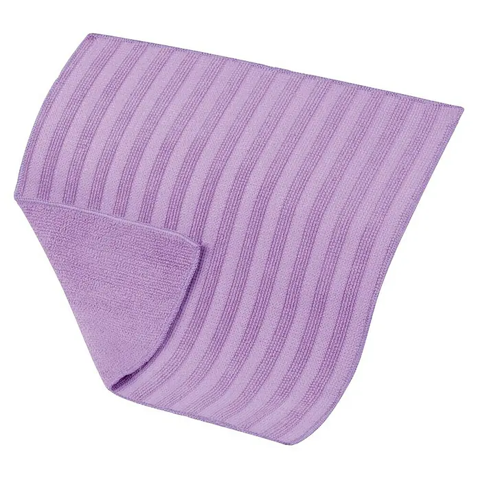Vileda Microfibre Allzwecktuch Küche - Rosa, 17 x 21 mm - Nahaufnahme eines violetten Mikrofasertuchs mit Streifenmuster und gefalteter Ecke auf schwarzem Hintergrund.