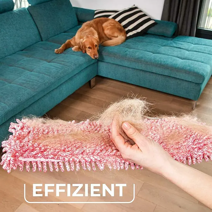 Vileda Ersatz-Bezug Style Chenille - Mikrofaser, Viskose, Waschbar bei 60 °C - Ein roter Mopp mit Hundehaaren und der Aufschrift "EFFIZIENT" im Vordergrund, ein Hund liegt auf einem Sofa im Hintergrund.