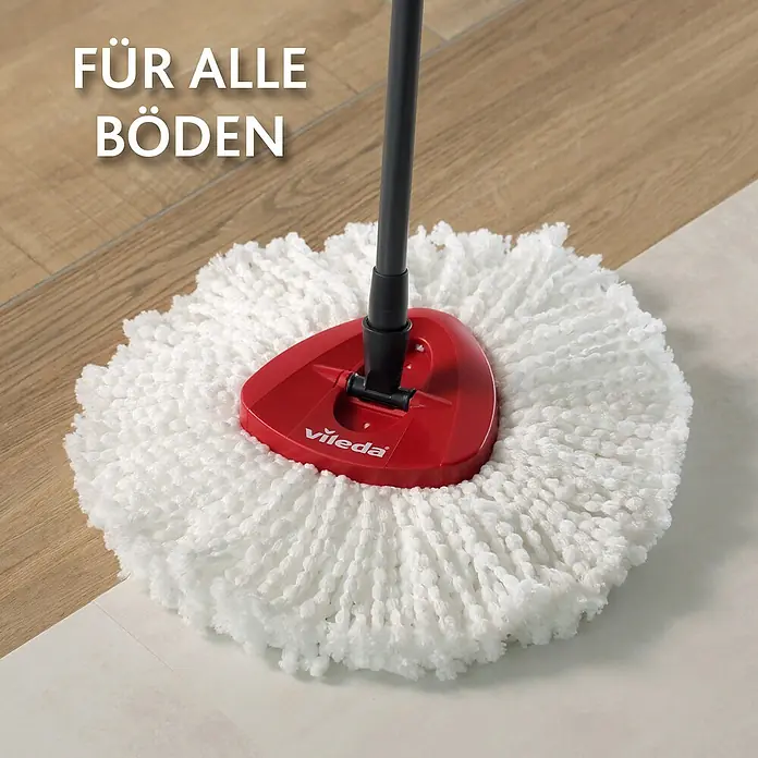 Vileda Easy Wring+Clean Ersatz-Bezug - 100 % Mikrofaser - Nahaufnahme eines Vileda-Wischmopps mit weißem Kopf und roter Basis auf einem Holzboden. Für alle Böden geeignet.