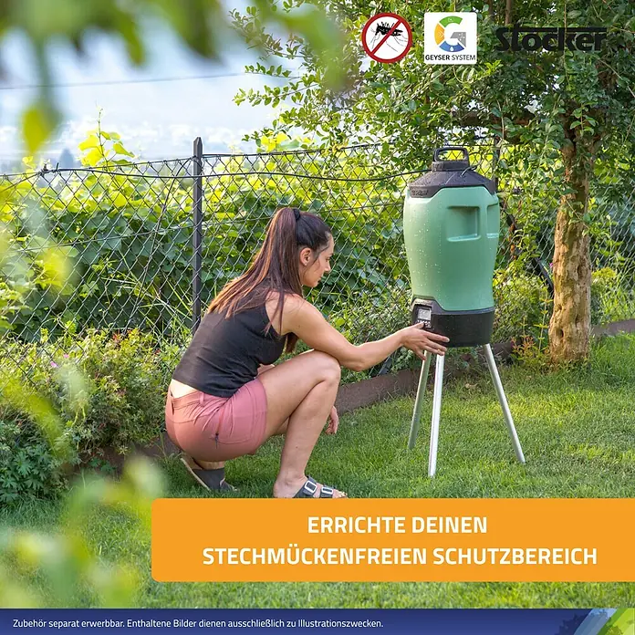 Stocker Geyser Stechmückenschutz Nebulisator - 25 l, Ohne Akku - Frau bedient Stocker Geysersystem Mückenabwehr im Garten. Das Gerät steht auf drei Beinen und ist grün mit schwarzen Akzenten.