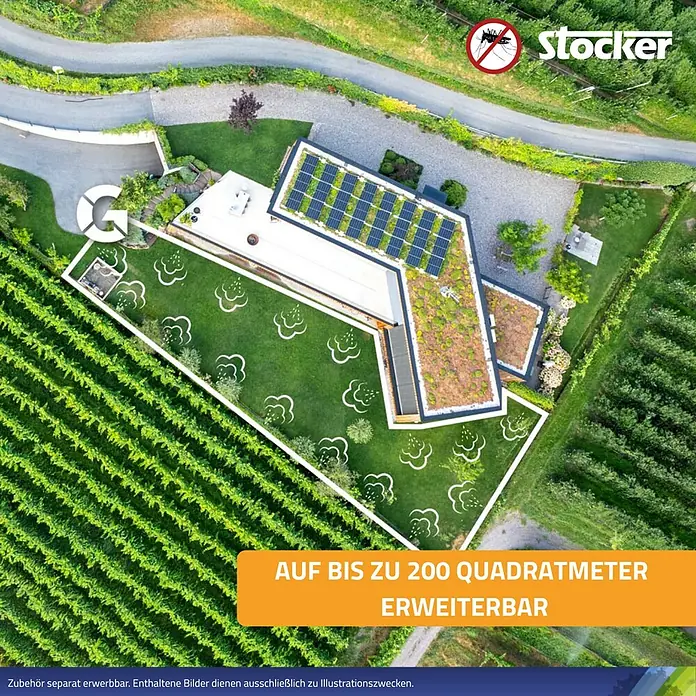 Stocker Geyser Stechmückenschutz Nebulisator - 12 l, 1 Akku - Bild zeigt einen Stocker-Garten mit Rasenfläche, umrandet von Weinreben und einem modernen Haus mit Solaranlage.