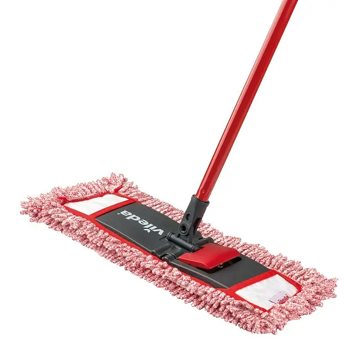 Vileda Ersatz-Bezug Style Chenille - Mikrofaser, Viskose, Waschbar bei 60 °C - Abbildung eines Vileda-Mopps mit rotem Griff und einem waschbaren, rechteckigen Moppkopf. Ideal für die Reinigung von Hartböden.