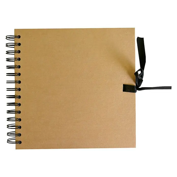 Artemio Bloc de papel Scrap Book 20 Kraft - 20 x 20 cm - Primer plano de un álbum de recortes cuadrado de espiral con cierre de cinta de tela negra, perfecto para preservar recuerdos.