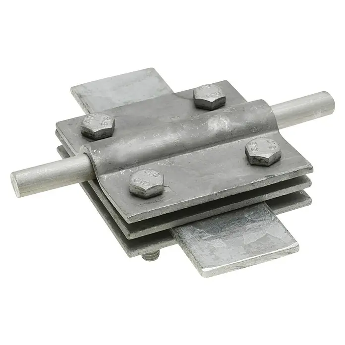 Dietzel Univolt Kreuzverbinder Rund-Flach - Rundleiterdurchmesser 8 bis 10 mm - Nahaufnahme einer verzinkten Rohrschelle mit Schrauben, die ein Rohr fixiert. Die Schelle sichert das Rohr mit mehreren Metallplatten.