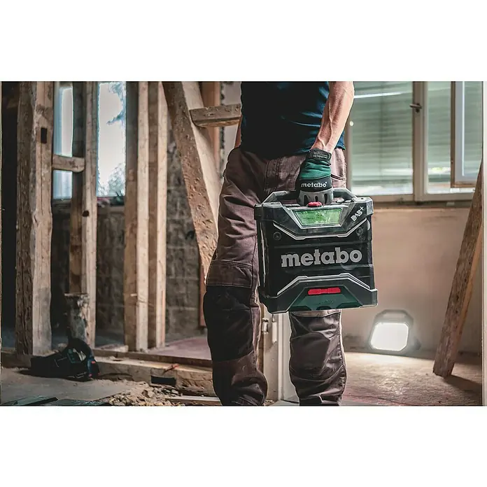 Metabo CAS 18V Akku-Baustellenradio RC 12-18 32 W BT DAB+ - 18 V, Ohne Akku, 87,5 - 108,0 kHz (FM) - Ein Handwerker trägt eine Metabo Baustellenradio DAB+, ein robustes und vielseitiges Gerät für Baustellenunterhaltung mit digitalem Radioempfang.