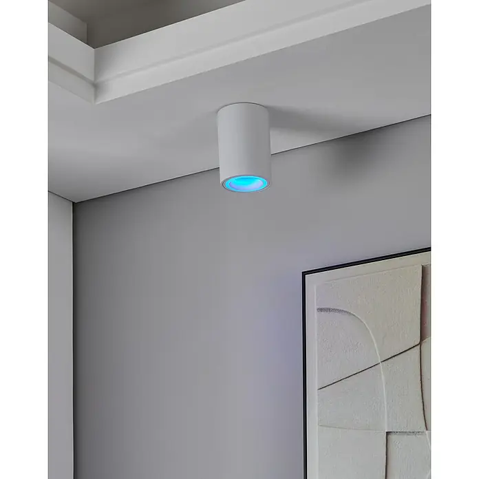 Eglo connect.z LED-Spot Carosso-Z - 4,9 W - Nahaufnahme einer zylindrischen Deckenleuchte mit blauer Beleuchtung, die ein modernes und stilvolles Ambiente schafft.
