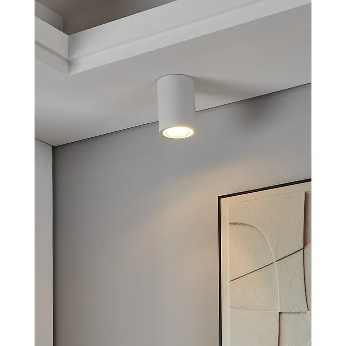 Eglo connect.z LED-Spot Carosso-Z - 4,9 W - Nahaufnahme einer modernen, zylindrischen Deckenleuchte in Weiß, die warmes Licht in einem stilvollen Raum spendet.