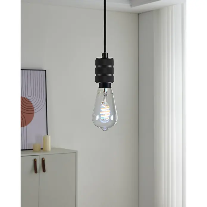 Eglo connect.z Smart-LED-Lampe - E27, Dimmbar, RGBW, 5 W, 400 lm, ST64, 1 Stk. - Nahaufnahme einer stilvollen Glühbirnen-Pendelleuchte mit dekorativer Edison-Glühbirne.