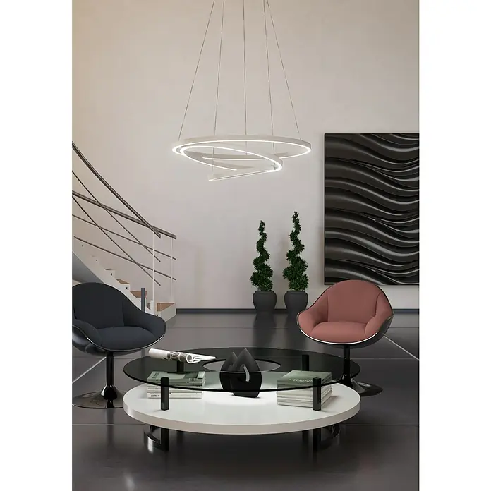 Eglo connect.z LED-Pendelleuchte Lobinero-Z - Ø x H: 58 x 110 cm, 43,2 W, Weiß, Neutralweiß - Das moderne Interieur zeigt eine elegante Hängelampe über einem stilvollen Couchtisch mit Designelementen und zwei Sesseln.