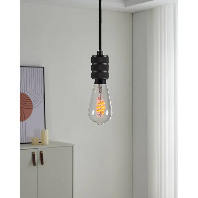 Eglo connect.z Smart-LED-Lampe - E27, Dimmbar, RGBW, 5 W, 400 lm, ST64, 1 Stk. - Nahaufnahme einer hängenden Glühbirne mit einem markanten schwarzen Sockel, der das dekorative Leuchtmittel in Szene setzt.
