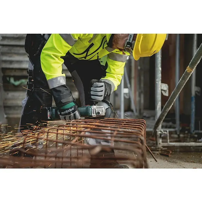 Metabo CAS 18V Akku-Winkelschleifer W 18 7-125 - Ohne Akku, Durchmesser Scheibe: 125 mm - Ein Bauarbeiter mit Schutzkleidung benutzt einen Metabo Winkelschleifer, um Metall zu schneiden, wobei Funken sprühen.
