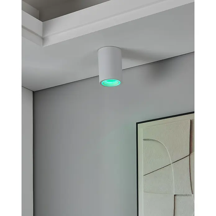 Eglo connect.z LED-Spot Carosso-Z - 4,9 W - Eine zylindrische Deckenleuchte in Weiß mit grünem Lichtakzent in einem modernen Interieur.