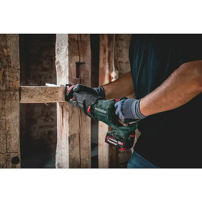 Metabo CAS 18V Akku-Säbelsäge SSEP 18 LT - 18 V, Ohne Akku - Eine Metabo Säbelsäge SSEP 18 LT im Einsatz beim Sägen von Holz, mit gut sichtbarem Metabo-Akku.