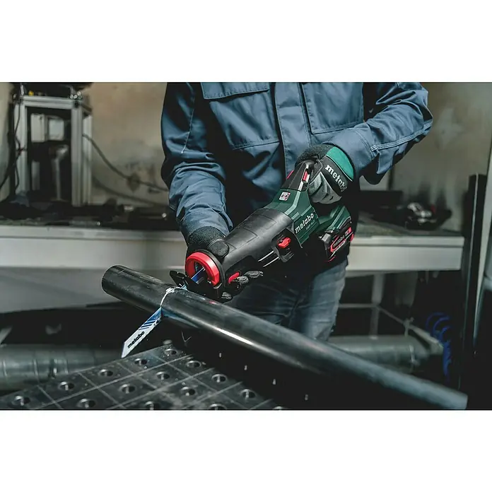 Metabo CAS 18V Akku-Säbelsäge SSEP 18 LT - 18 V, Ohne Akku - Ein Mann schneidet mit einer Metabo Säbelsäge ein Rohr, wobei die Säge und ihre Akkuleistung gut sichtbar sind.