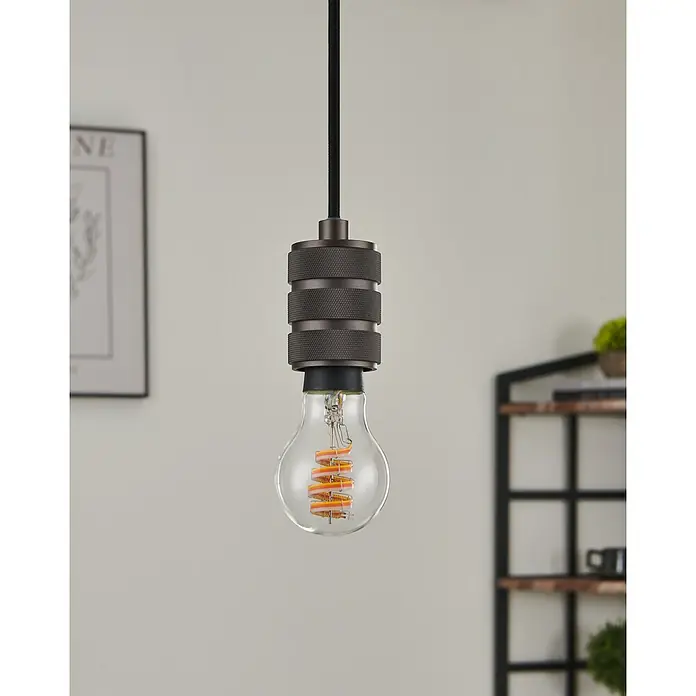 Eglo connect.z Smart-LED-Lampe - E27, Dimmbar, RGBW, 5 W, 400 lm, A60, 1 Stk. - Nahaufnahme einer Hängelampe mit einer dekorativen Glühbirne und einem bronzefarbenen Fassungsdesign.