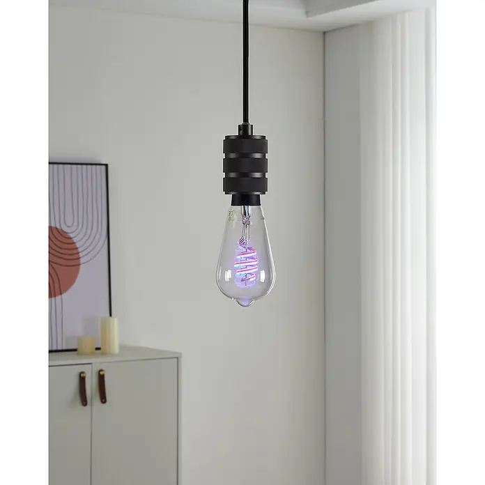 Eglo connect.z Smart-LED-Lampe - E27, Dimmbar, RGBW, 5 W, 400 lm, ST64, 1 Stk. - Nahaufnahme einer dekorativen Glühbirne mit Spiralfilament und einer schwarzen Fassung, die von der Decke hängt.