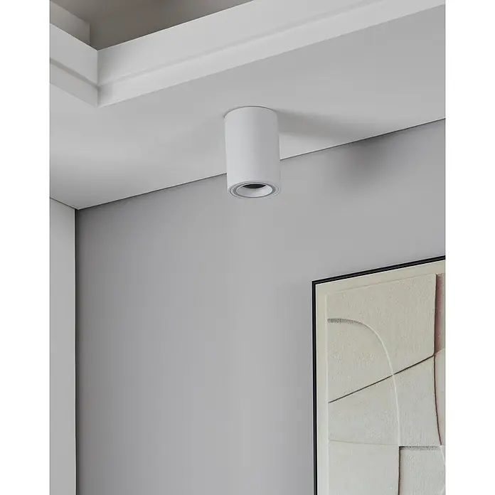Eglo connect.z LED-Spot Carosso-Z - 4,9 W - Nahaufnahme einer weißen Deckenleuchte mit zylindrischem Design, die ein modernes und minimalistisches Erscheinungsbild bietet.