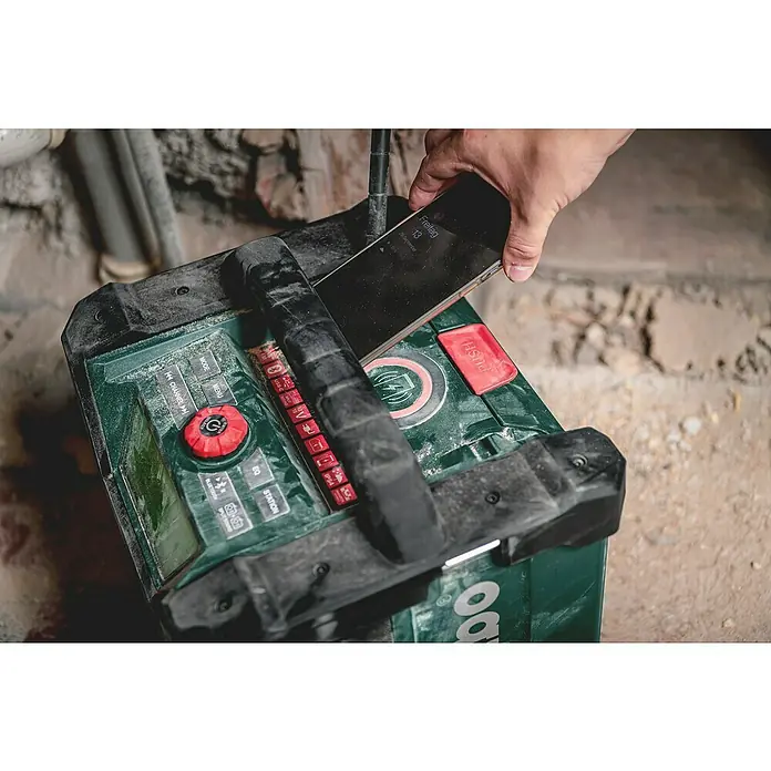 Metabo CAS 18V Akku-Baustellenradio RC 12-18 32 W BT DAB+ - 18 V, Ohne Akku, 87,5 - 108,0 kHz (FM) - Baustellenradio mit Smartphone. Das robuste Radio bietet kabelloses Laden und ist ideal für den Einsatz auf Baustellen.