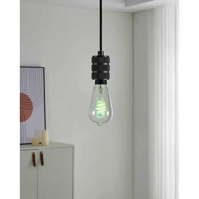 Eglo connect.z Smart-LED-Lampe - E27, Dimmbar, RGBW, 5 W, 400 lm, ST64, 1 Stk. - Nahaufnahme einer hängenden Glühbirne mit einem dekorativen schwarzen Sockel und einem spiralförmigen Glühfaden im Inneren.