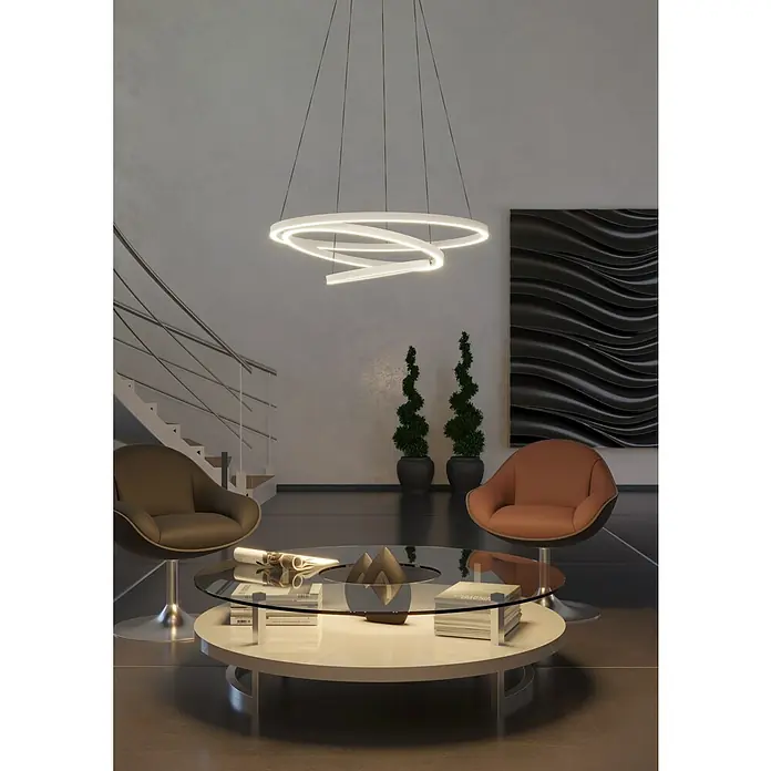 Eglo connect.z LED-Pendelleuchte Lobinero-Z - Ø x H: 58 x 110 cm, 43,2 W, Weiß, Neutralweiß - Elegante Innenaufnahme mit moderner Hängeleuchte, stilvollen Sesseln und einem runden Glastisch, die ein luxuriöses Ambiente schaffen.