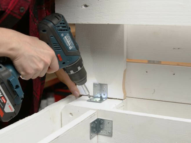Die 3. Palette wird mit Winkelverbinder an das Gestell geschraubt