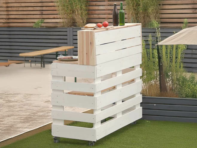 Selbstgemachte Gartenbar aus weißen Paletten auf der Terrasse