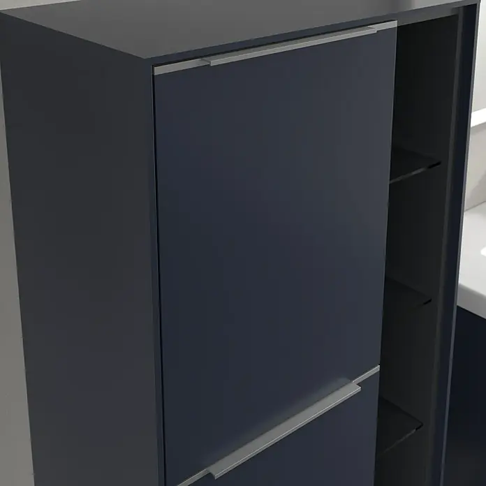 Villeroy & Boch Subway 3.0 Seitenschrank - B x T x H: 57,4 x 36,2 x 120 cm, Marine Blue, DIN Anschlag: Links, Farbe Griff: Aluminium glänzend - Aufnahme eines modernen, dunkelblauen Badezimmerschranks mit eleganten silbernen Griffen und Glasregalen.