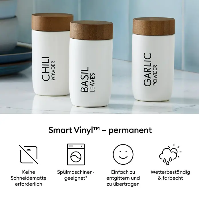 Cricut Vinylfolie Smart Vinyl Permanent - 1 Stk., Weiß, 91,4 x 33 cm, Selbstklebend - Drei weiße Vorratsdosen mit Holzdeckel und schwarzer Schrift für Chili, Basilikum und Knoblauchpulver.