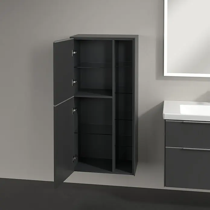 Villeroy & Boch Subway 3.0 Seitenschrank - B x T x H: 57,4 x 36,2 x 120 cm, Graphite, DIN Anschlag: Links, Farbe Griff: Aluminium glänzend - Das Bild zeigt einen grauen Badezimmerschrank mit Glasböden, dessen Tür geöffnet ist, neben einem Waschbecken und einem Spiegel.