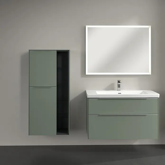 Villeroy & Boch Subway 3.0 Seitenschrank - B x T x H: 57,4 x 36,2 x 120 cm, Soft Green, DIN Anschlag: Links, Farbe Griff: Aluminium glänzend - Modernes Badezimmer-Ensemble mit grünem Waschtischunterschrank, passendem Hochschrank und beleuchtetem Spiegel für stilvolles Ambiente.