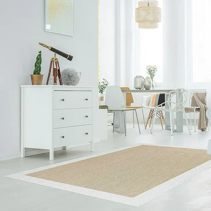 Alfombra de vinilo Living - Beige/Blanco, 180 x 120 cm - Una alfombra rectangular con un borde blanco ancho se encuentra en una habitación luminosa con un aparador blanco y una mesa de comedor.