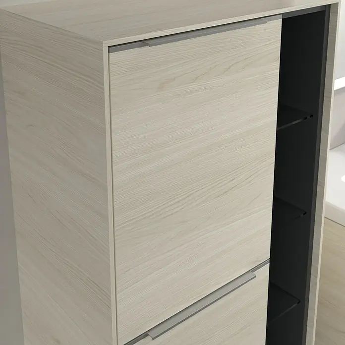 Villeroy & Boch Subway 3.0 Seitenschrank - B x T x H: 57,4 x 36,2 x 120 cm, White Oak, DIN Anschlag: Links, Farbe Griff: Aluminium glänzend - Schrank mit hellem Holzfurnier und grauen Griffen, der einen Blick auf die dunklen Regale im Inneren freigibt.