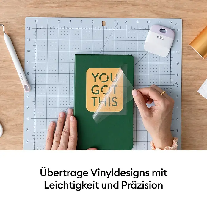 Cricut Transferfolie Transfer Tape - L x B: 121,9 x 30,5 cm, Passend für: Cricut Maker - Ein grüner Notizblock mit dem Aufdruck "YOU GOT THIS" und Cricut-Werkzeugen für präzise Vinyl-Applikationen.